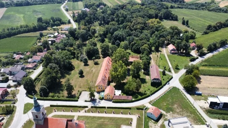Dvorac Drašković - zračni pogled na dvorac, crkvu i selo