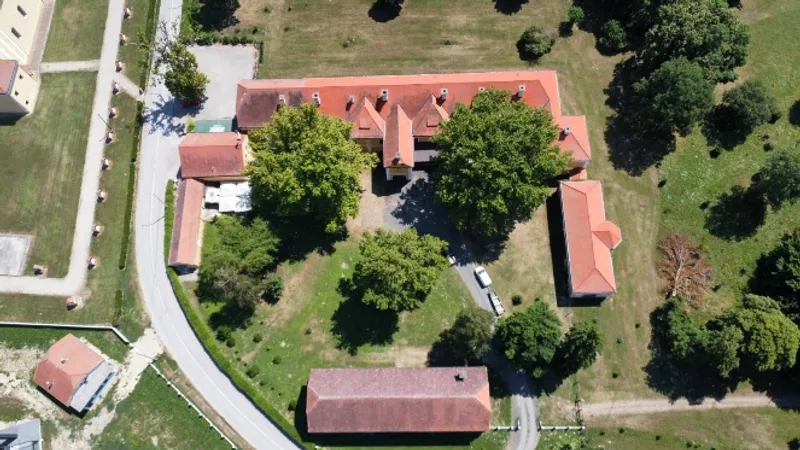 Dvorac Drašković - zračni pogled odozgo na kompleks dvorca
