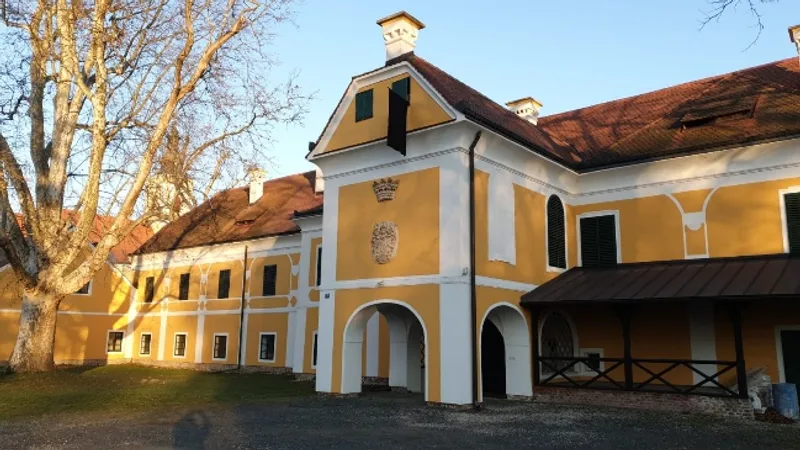 Dvorac Drašković - zapadno pročelje s grbom obitelji Drašković